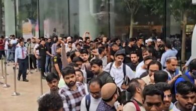 Photo of भारत में iPhone 18 Pro सीरीज की बिक्री शुरू, Apple स्टोर्स पर उमड़ी भीड़; जानें कीमत और फीचर्स