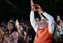 Photo of भजन क्लबिंग में शामिल हुए PM मोदी, राम भजन पर बजाई डफली, युवाओं के बीच बैठकर लगाए सुर