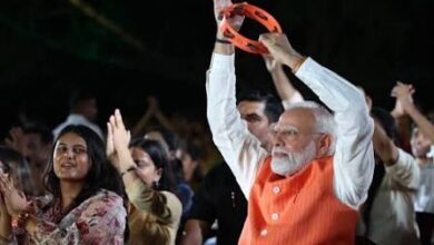 Photo of भजन क्लबिंग में शामिल हुए PM मोदी, राम भजन पर बजाई डफली, युवाओं के बीच बैठकर लगाए सुर