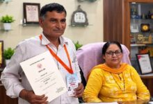 Photo of 59 की उम्र में पूरा हुआ 27 साल पुराना सपना, 6 बार TGT और 4 बार PGT पास करने वाले विजय बने सरकारी टीचर