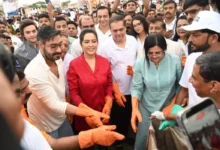Photo of अजय देवगन ने जुहू बीच पर चलाया सफाई अभियान, अमृता फडणवीस संग जुटे, बोले- बदलाव के लिए हर किसी को करनी होगी पहल