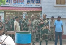 Photo of मुर्शिदाबाद में जुए के अड्डे पर कार्रवाई करने पहुंची पुलिस पर बम से हमला, ASI घायल, इलाके में भारी फोर्स तैनात