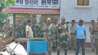 Photo of मुर्शिदाबाद में जुए के अड्डे पर कार्रवाई करने पहुंची पुलिस पर बम से हमला, ASI घायल, इलाके में भारी फोर्स तैनात
