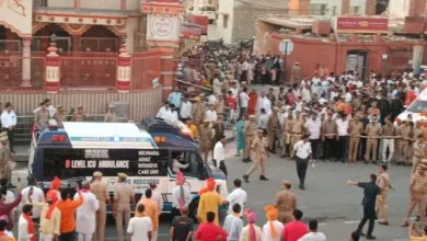 Photo of ​पहले मानवता, फिर परंपरा: एंबुलेंस के लिए सीएम योगी ने रुकवाई विजयादशमी शोभायात्रा