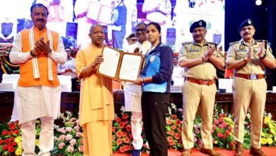 Photo of मुख्यमंत्री योगी ने 15 खिलाड़ियों को मंच पर प्रदान किया नियुक्ति पत्र
