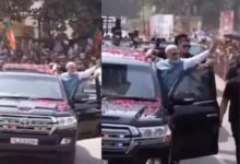 Photo of काशीवासियों के अभिवादन के लिए कार से बाहर आए प्रधानमंत्री मोदी, नमो घाट तक दिखा उत्सवी माहौल