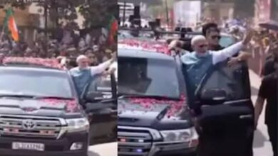 Photo of काशीवासियों के अभिवादन के लिए कार से बाहर आए प्रधानमंत्री मोदी, नमो घाट तक दिखा उत्सवी माहौल