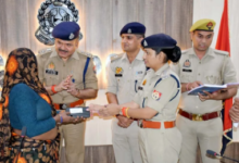 Photo of मिशन शक्ति 6.0 में यूपी पुलिस का कमाल, सात दिन में पांच राज्यों से खोज निकाले 32 लाख के गुम मोबाइल